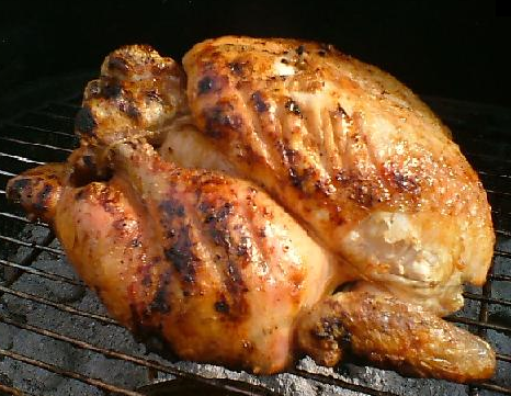 Obrázek dozlatova grilovaného kuřete na grilu. 